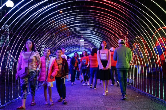 Lung linh sắc màu tại lễ hội đèn led lần đầu tiên ở Thành Vinh