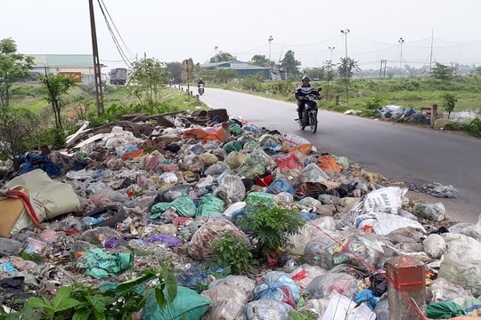 Người dân bị hành hạ bởi rác thải tràn ngập đường 8B