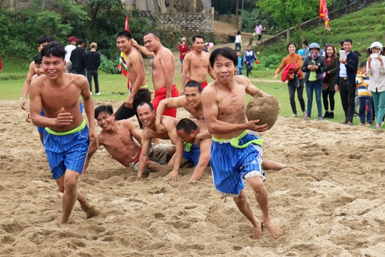 Kịch tính màn cướp cù ở hội Đền Bạch Mã