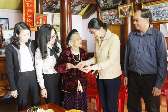 Cơ quan HĐND tỉnh trao sổ tiết kiệm cho Mẹ Việt Nam Anh hùng