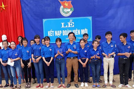 Kết nạp đoàn viên tại khu di tích lịch sử cách mạng Cây đa Làng Trù  ​