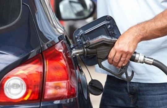 Kim xăng ô tô chạm vạch đỏ, đi thêm được bao xa?
