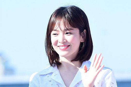 Song Hye Kyo khoe da trắng và chân thon dưới nắng xuân