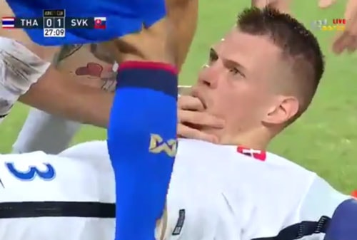 Clip: Messi Thái Lan suýt “hạ sát” cựu sao Liverpool trên sân