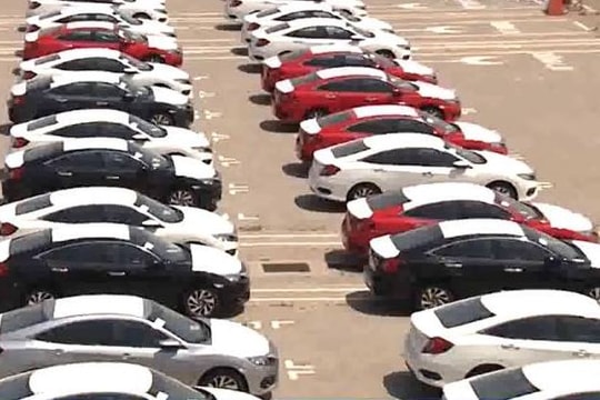 Ô tô lắp ráp trong nước giữ giá, khách hàng chờ xe nhập khẩu