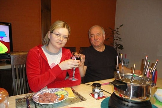 Bí ẩn 4 giờ tắt điện thoại của cha con cựu điệp viên Nga Skripal