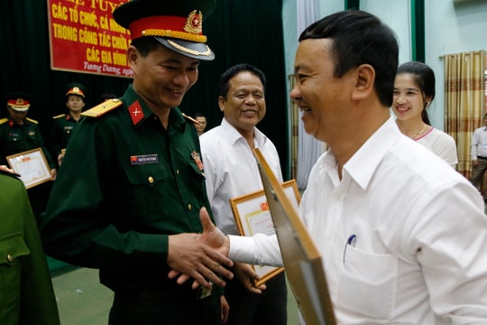 Người dân miền núi góp tiền giúp đỡ chủ siêu thị điện máy bị cháy 