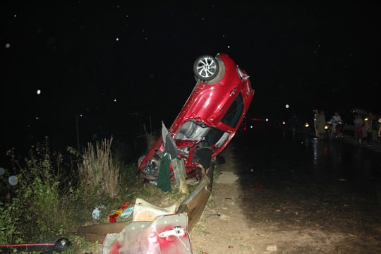 Nghệ An: Xe Kia đâm vào rào chắn, tài xế tử vong tại chỗ