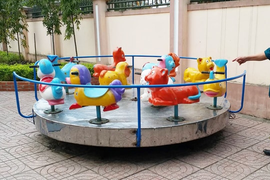 Vụ giáo sinh mầm non bị phụ huynh đánh: Trẻ bầm chân do va vào đu quay