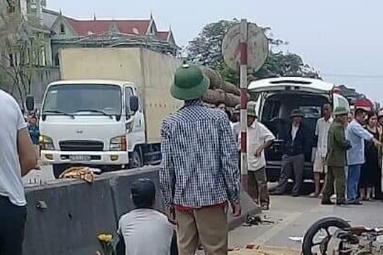 Xe giường nằm va chạm xe máy, 3 người chết, 1 người bị thương, quốc lộ 1A tắc nghẽn