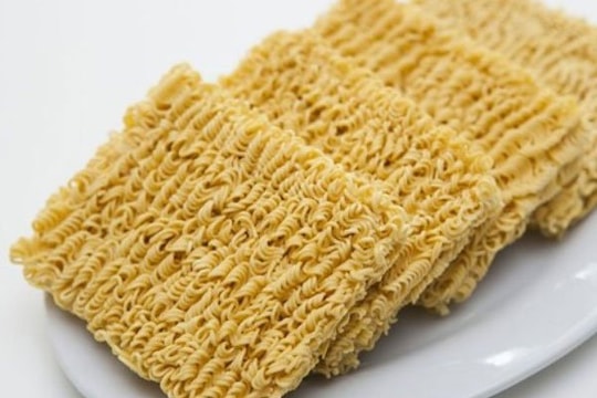 Ăn 1 gói mỳ tôm thừa lượng muối cả ngày