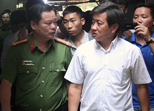 Ông Đoàn Ngọc Hải đi dọn dẹp lối thoát hiểm ở các chung cư