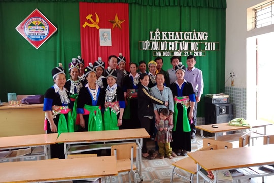 Mở lớp xóa mù chữ cho phụ nữ vùng biên