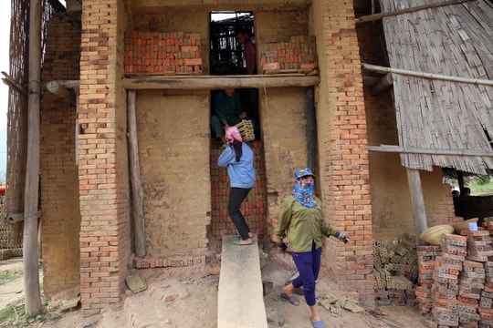 Nhiều lò gạch thủ công vẫn lén lút hoạt động