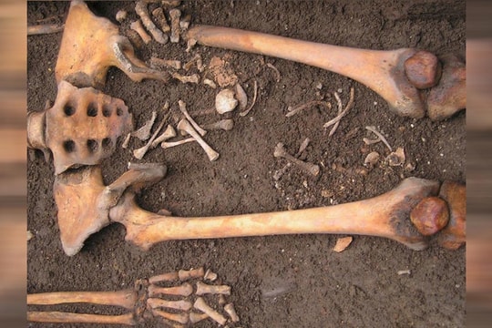 Chuyện lạ: Phát hiện sản phụ sinh con dưới mộ sau khi chết