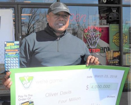 Giấu vợ mua vé số, người đàn ông trúng số 4 triệu đôla.