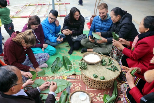 Doanh nghiệp lữ hành đề xuất phân luồng làm thủ tục khách đoàn - khách lẻ tại cửa khẩu