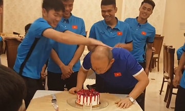 Xuân Trường ủ mưu dúi mặt thầy Park vào bánh kem nhưng bất thành