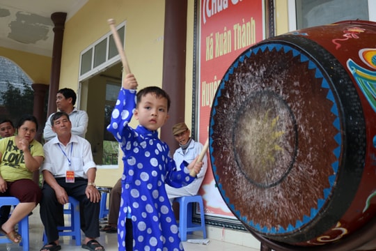 Bé trai 5 tuổi đánh trống tế khiến nhiều người ngỡ ngàng