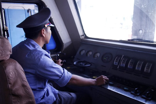 Nghề lái tàu: Nam khám sinh dục, nữ “vòng 1” trên 75 cm?