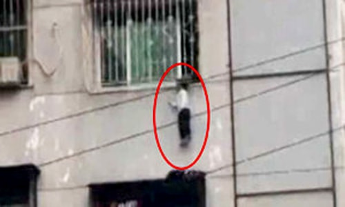 Bé trai 3 tuổi kẹt đầu vào song sắt, treo lơ lửng ở tầng 4 chung cư