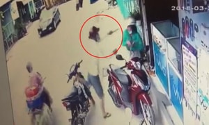 Côn đồ táo tợn dí dao cướp giữa ban ngày