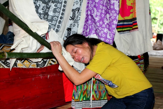 Nghệ An: Nữ sinh lớp 7 tử vong nghi bị ngộ độc do ăn chè trước cổng trường