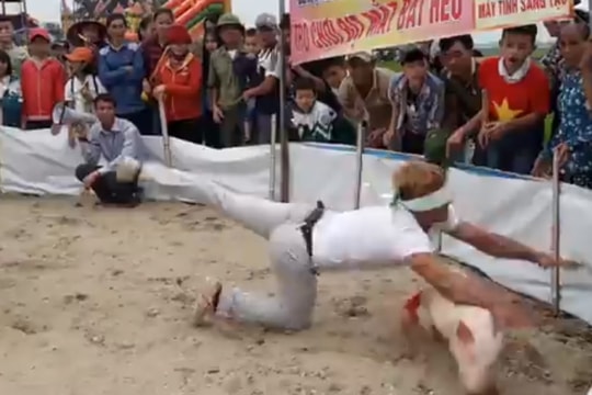 Cười vỡ bụng với trò bịt mắt bắt lợn, đập niêu