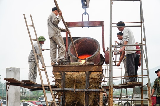 Tượng An Dương Vương được đúc bằng đồng, nặng 1 tấn