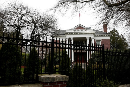 Số phận lá cờ Nga trên nóc nhà Tổng lãnh sự quán ở Seattle sau vụ trục xuất