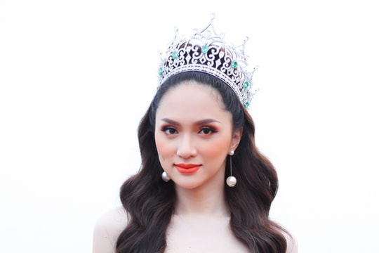 Hương Giang quyến rũ trong tiệc mừng đăng quang Hoa hậu