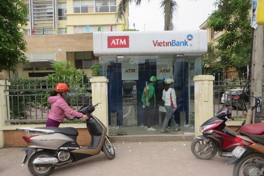 Ngày nghỉ khách thất vọng vì cây ATM của nhiều ngân hàng không có tiền