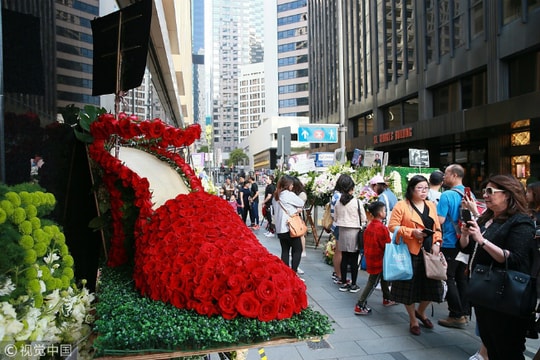 Fan xếp hàng tại khách sạn Trương Quốc Vinh nhảy lầu để thắp hương tưởng nhớ