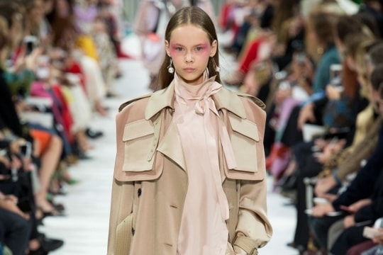 9 kiểu áo măng tô thống trị nửa đầu năm 2018