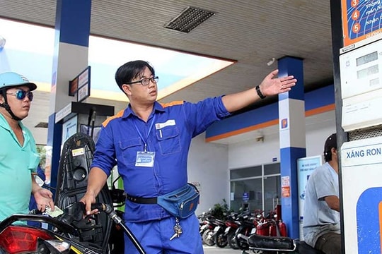 1 lít xăng sắp phải cõng 4.000 đồng tiền thuế