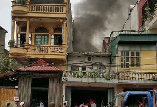 Cháy cửa hàng sửa chữa ô tô, 1 xế hộp bị thiêu rụi