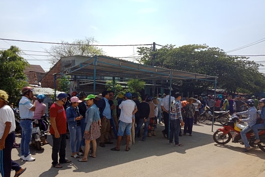 Bị hàng xóm xông vào nhà chém chết khi đang nghe nhạc