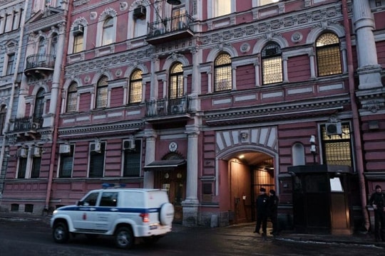 Các nhà ngoại giao Mỹ rời Lãnh sự quán tại St. Petersburg