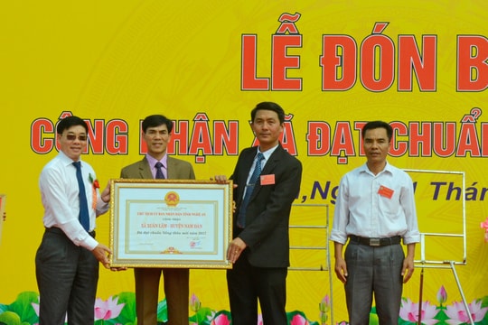 Phó Bí thư Tỉnh ủy trao Bằng công nhận xã Xuân Lâm, Nam Đàn đạt chuẩn nông thôn mới