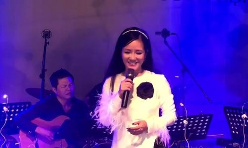 Khán giả ngồi tràn lòng đường sách nghe Hồng Nhung hát nhạc Trịnh