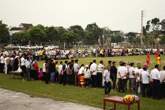 Linh mục Giáo hạt Bột Đà giao lưu bóng đá với cán bộ UBND huyện Anh Sơn