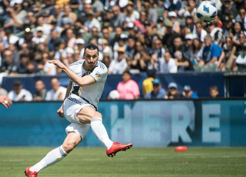 Xem Ibrahimovic ghi siêu phẩm 36 mét 