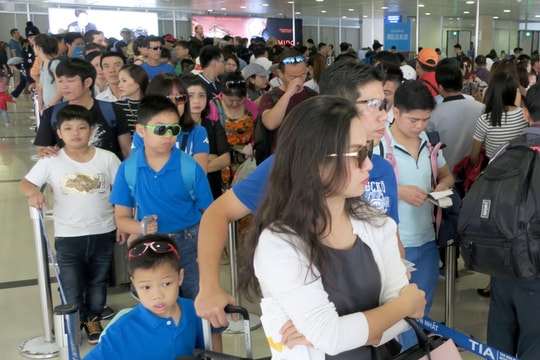 Hàng không đồng loạt tăng phí 