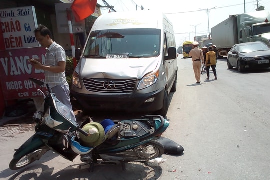 Xe khách 16 chỗ “lùa” hai xe máy, hai người thương vong
