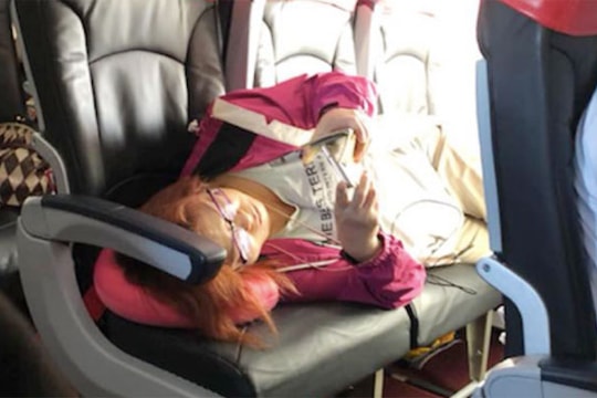 Một mình nằm ba chỗ trên máy bay, người phụ nữ bị chỉ trích dữ dội