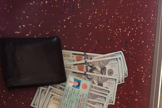 Thanh niên Nghệ An trả lại 8300 USD cho người đánh rơi