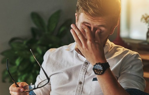 Dụi mắt khiến bạn nhanh già trước tuổi