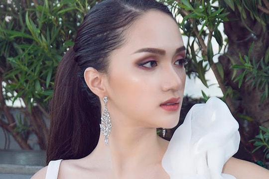 Hương Giang tỏa sáng với style trang điểm đậm sau đăng quang Hoa hậu