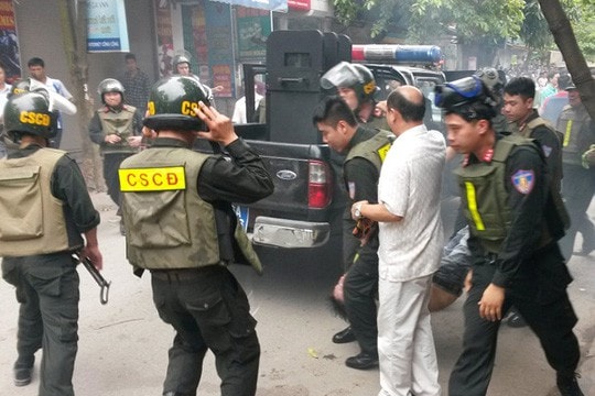 Bắt cóc, dùng dao kiếm ép người tình cũ viết giấy vay nợ