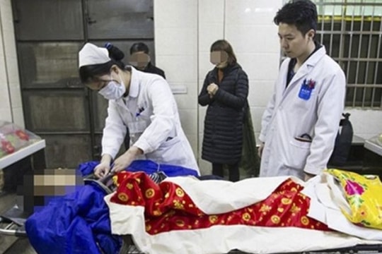 Nhân viên nhà xác hoảng hồn vì xác chết sống dậy